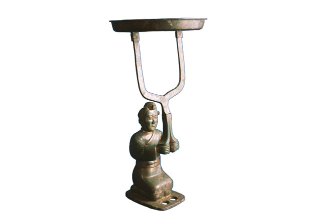 Lacquer lamp with kneeling figure