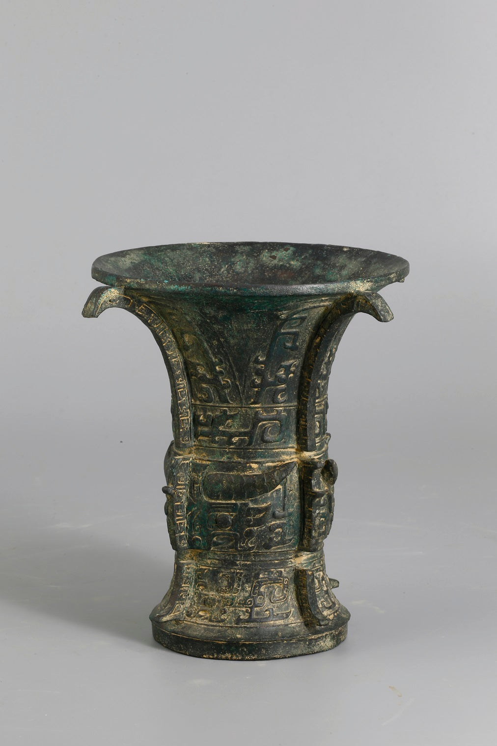 Bronze goblet-shaped vase with ox-horn animal face pattern