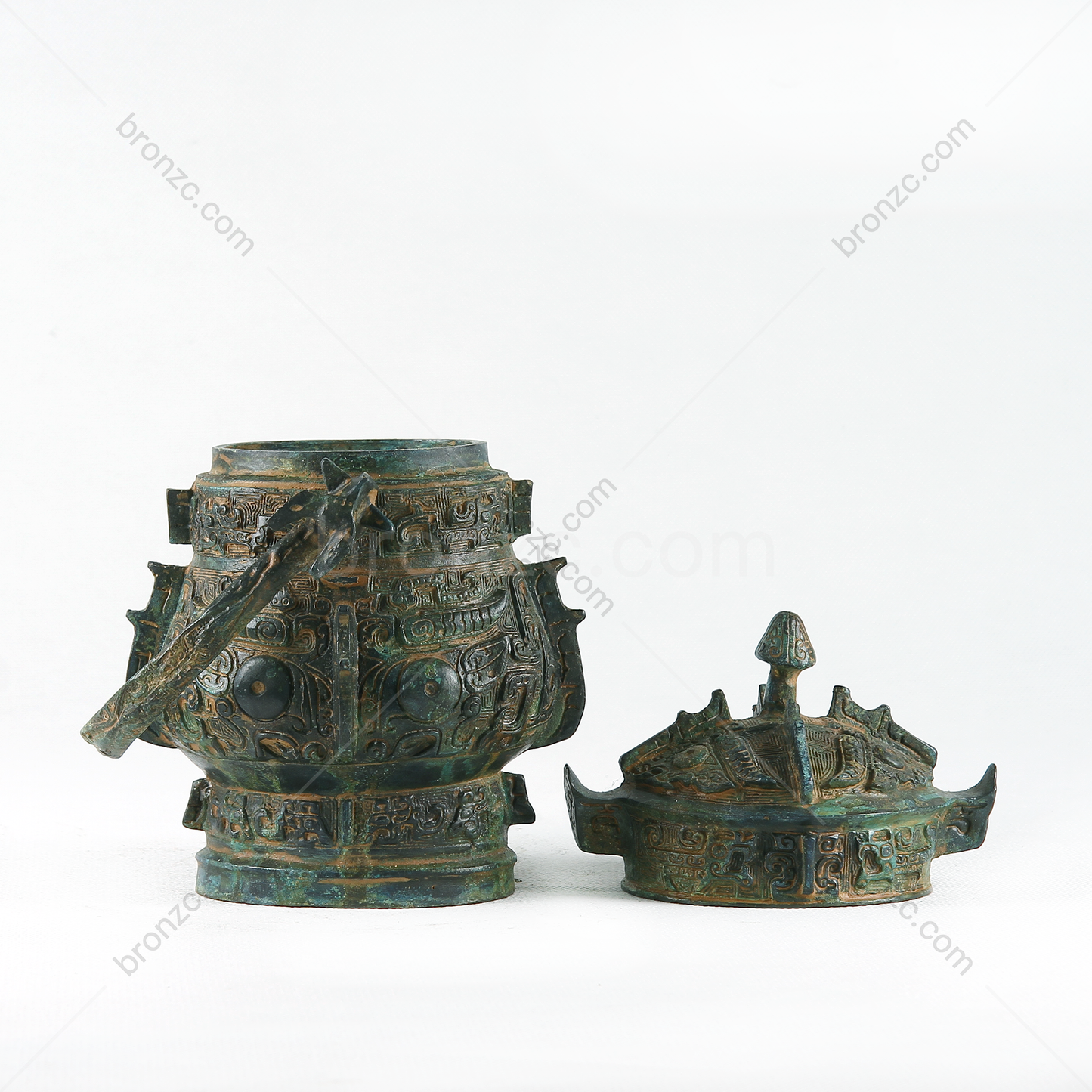 9" China bronze Shang and Zhou Dynasty water pitcher with ring handle [handle jar][提梁卣]