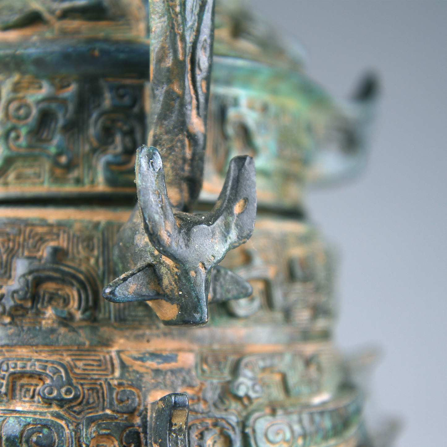 9" China bronze Shang and Zhou Dynasty water pitcher with ring handle [handle jar][提梁卣]